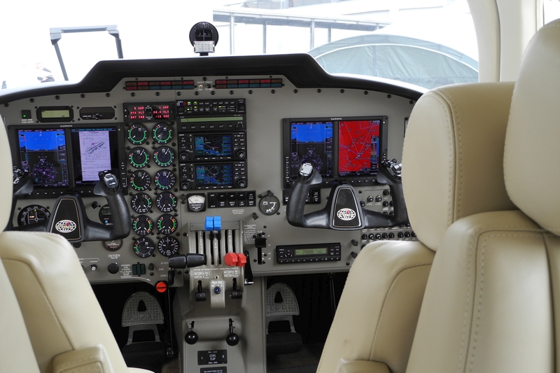 piper pa34 seneca cockpit