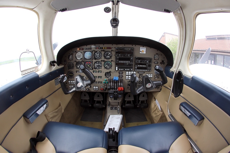 piper pa44 seminole cockpit